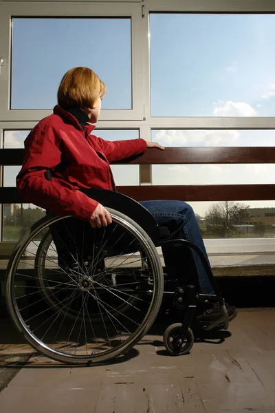 Niepełnosprawnych kobieta czuje się przygnębiona — Zdjęcie stockowe