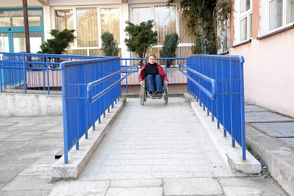 Usando rampa de cadeira de rodas — Fotografia de Stock