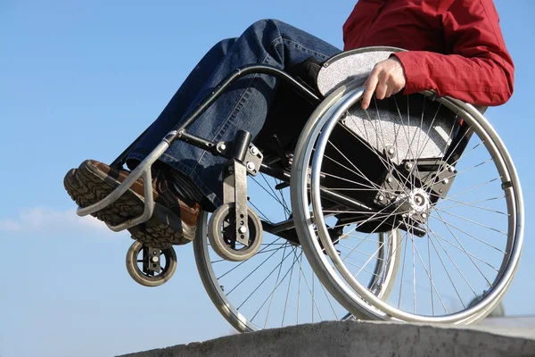 Mantenere l'equilibrio sulla sedia a rotelle — Foto Stock