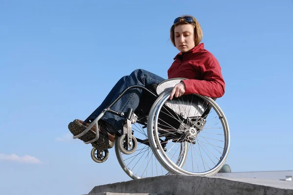 Wózek inwalidzki kobieta stara się zachować równowagę — Zdjęcie stockowe