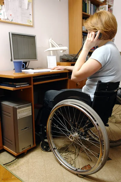 Mujer en silla de ruedas activa —  Fotos de Stock