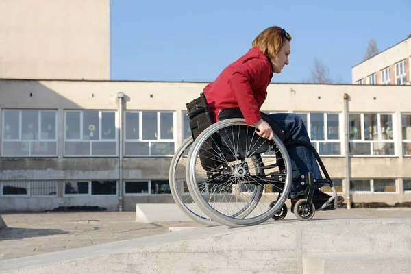 Exercício de condução em cadeira de rodas — Fotografia de Stock