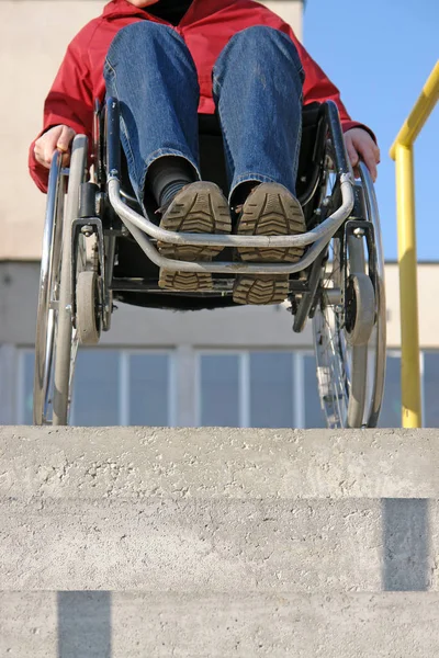 Женщина-инвалид спускается по бетонной лестнице — стоковое фото
