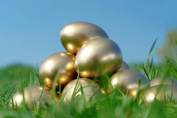 Pirámide de huevo dorado —  Fotos de Stock