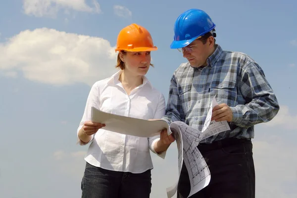 Discutiendo planes de construcción — Foto de Stock