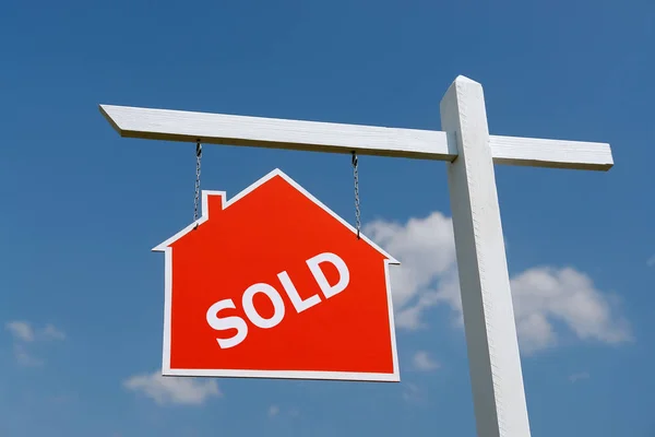 Huis verkocht wegwijzer — Stockfoto