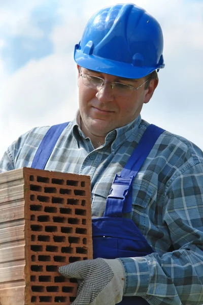 Bauherr mit Hohlziegel — Stockfoto