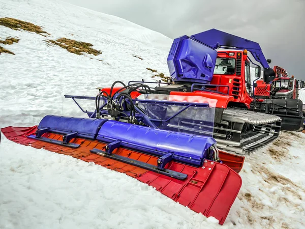 Снегоочиститель для подготовки лыжных трасс — стоковое фото