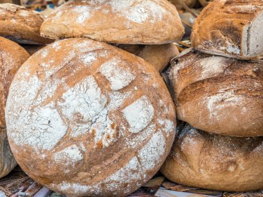 taze pişmiş ekmek somunları