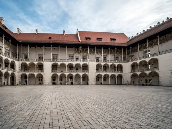 Patio arqueado en el castillo de Wawel, Cracovia, Polonia — Foto de Stock