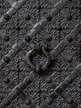 Wawel Kalesi 'nin süslü metal kapısı, Krakow, Polonya