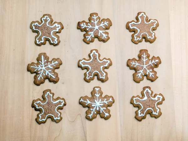 Biscuits en forme de flocons de neige en pain d'épice de Noël — Photo