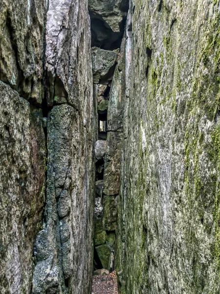 Skalní trhlina v Národním parku Stolová hora, Polsko — Stock fotografie