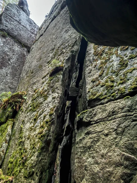 Formations rocheuses mégalithiques dans le parc national de la montagne de la Table, Pologne — Photo