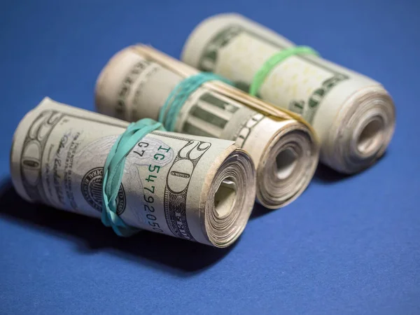 Rolos Notas Dólar Americano Fundo Azul — Fotografia de Stock