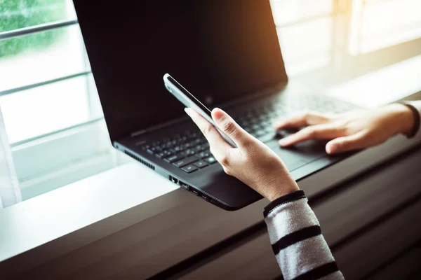 Mujer Sosteniendo Teléfono Móvil Uso Ordenador Portátil Con Compras Onling — Foto de Stock