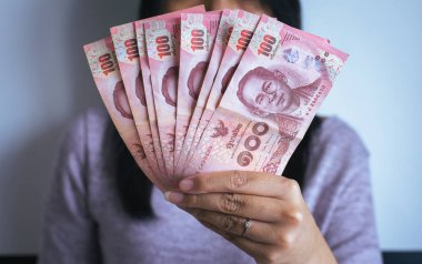 Eller kadın Tay para, 100 banknotlar göster