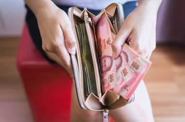 Eller kadın Tay para, 100 banknot sayma