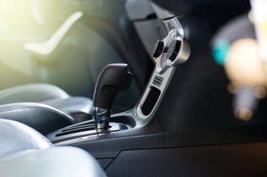 Otomatik vites araba modern iç tasarımıyla