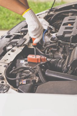 Closeup el mekanik mühendisi araç aküsü garajda, konsept araba bakım tamir