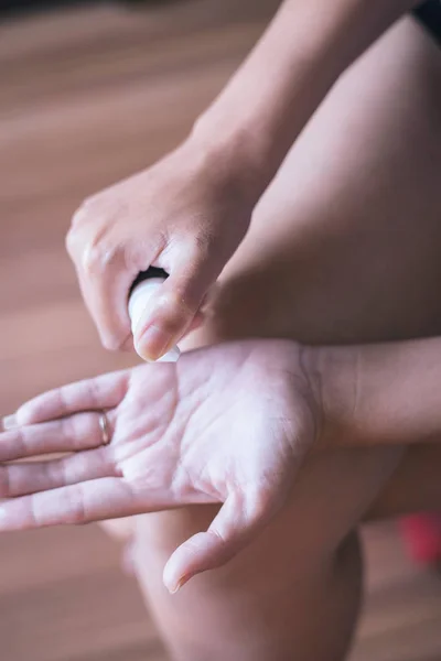 Primo Piano Delle Mani Femminili Testare Consistenza Dei Prodotti Bellezza — Foto Stock