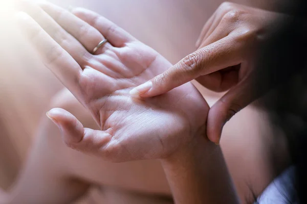 Primer Plano Manos Femeninas Probando Textura Productos Belleza Aplicando Cuidado — Foto de Stock