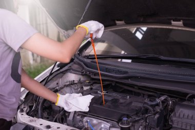 Otomatik mekanik kontrol yağ düzeyi alt yapı, bakım araba tamir otomotiv