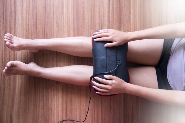 Woman Using Electric Massage Machine Legs — Stock Photo, Image