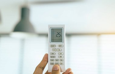 El Klima etkinleştirme için bir uzaktan kumanda ile 