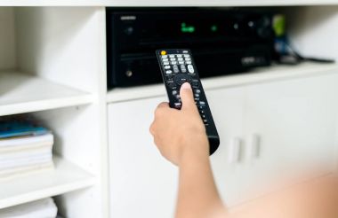 El ev sinema amplifikatör sistem uzaktan kumanda ile