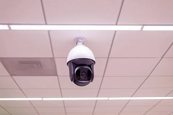 空港ターミナル セキュリティ カメラ モニターのプライバシーのために建物の Cctv — ストック写真