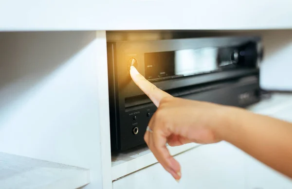 Switch ev sinema amplifikatör sistemi parmak açmak