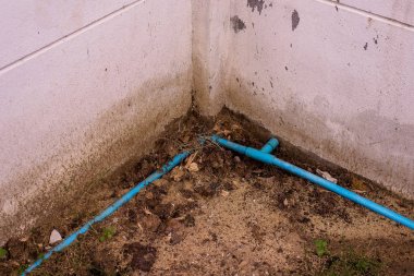 Su boruları ve tüketmek için su deposu