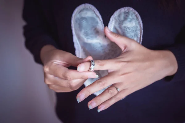 Nahaufnahme Eines Eleganten Diamantrings Finger Einer Frau — Stockfoto