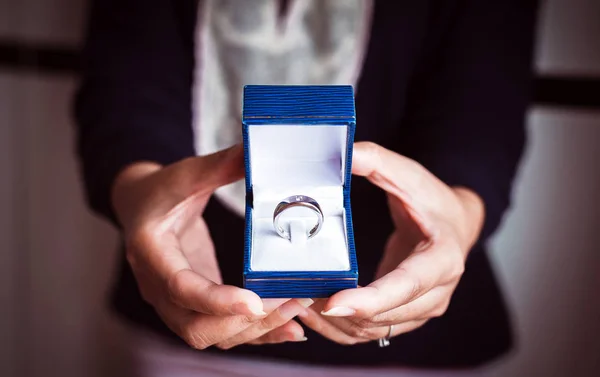 Ring Mit Diamanten Box Auf Hand Frau — Stockfoto