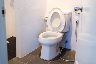 Beyaz modern klozet banyo su dolabı