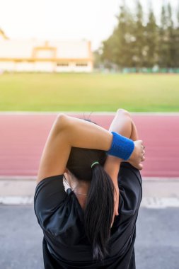 Atletik kadın egzersiz, Runner eğitim açık havada, sağlıklı yaşam kavramı daha önce ısınma