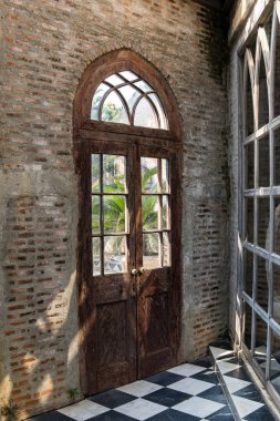 Eski ahşap vintage kapı eski metal kapı kolu ile 