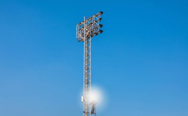 Teknisyen sabitleme otoyol sahne ışığı futbol alanında