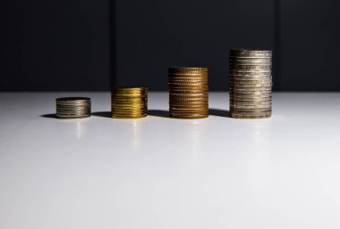 Bir tablo üzerinde para yığınları