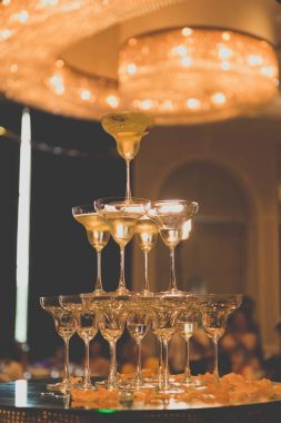 Beyaz şarap ile şampanya bardağı seti