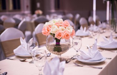 Güzel pembe Gül ve beyaz masada