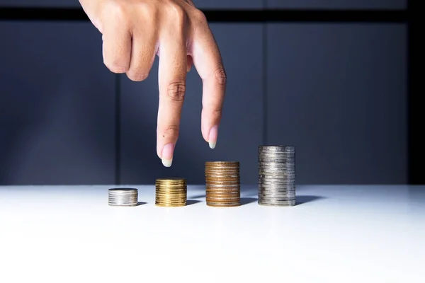 Koin Ditumpuk Atas Meja Menyimpan Konsep Uang — Stok Foto