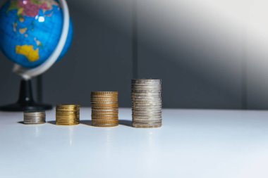 Seyahat ve tatil kavramı, öğeleri sikke ve tablo üzerinde Dünya Haritası bulanıklık