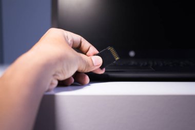 El içine dizüstü bilgisayar usb yuvası ile hafıza kartı bağlanma