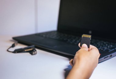 El taşınabilir bellek kartı içine usb yuvası bulunan dizüstü bilgisayar