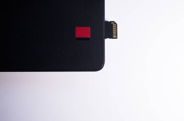 Bellek kartı usb yuvası bulunan dizüstü bilgisayar içine koyarak