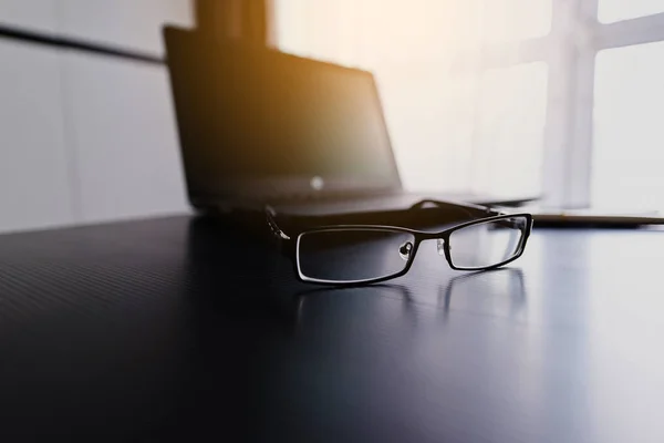 Óculos Computador Portátil Com Caneta Mesa — Fotografia de Stock