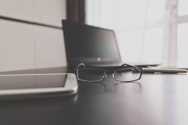 Gözlük dizüstü bilgisayarla iletişim mobilephone, kalem masada