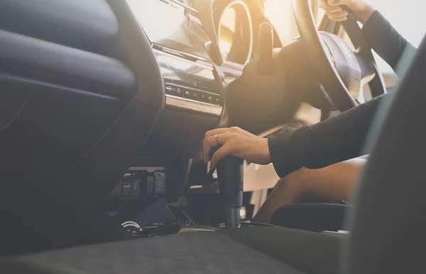 Manos Mujer Sosteniendo Volante Cambio Marchas Automático Conducir Coche — Foto de Stock